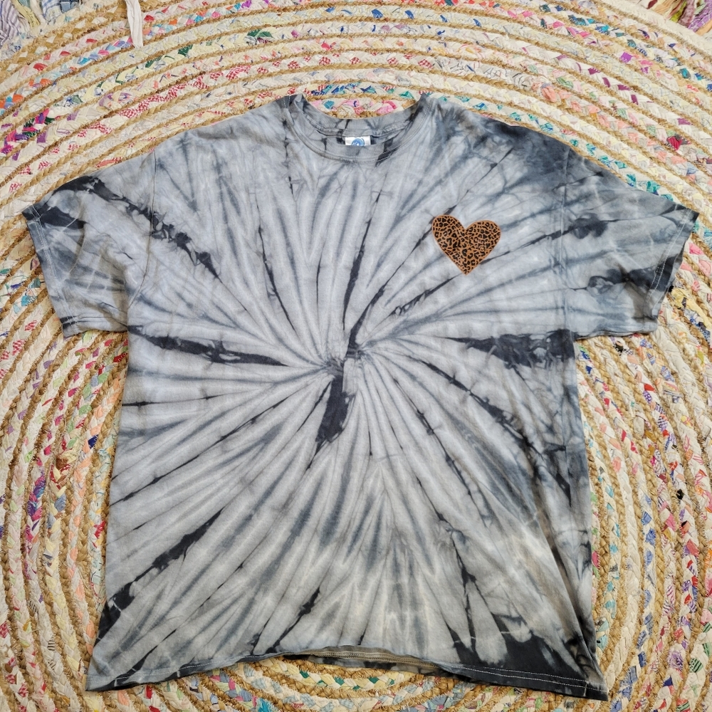 🌼5 for $25🌼 gray tie dye leopard heart tshirt